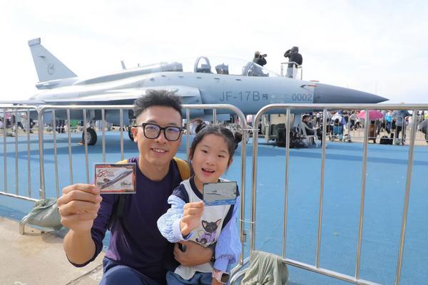 崛起Z世代社交货币点亮文化新消费PG电子麻将胡了2千亿卡牌赛道